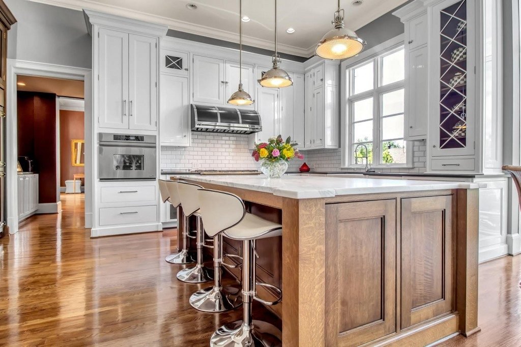 HDR real estate photo of a white kitchen