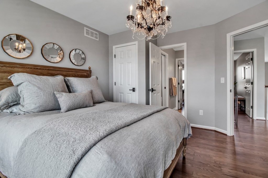 HDR real estate photo of a primary bedroom